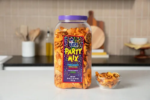 Miniatura 4 de Utz - Mix para fiestas en barril de 737,1 g (26 onzas). La sabrosa mezcla de picadillos incluye tortillas de maíz, tortillas de nachos, pretzels