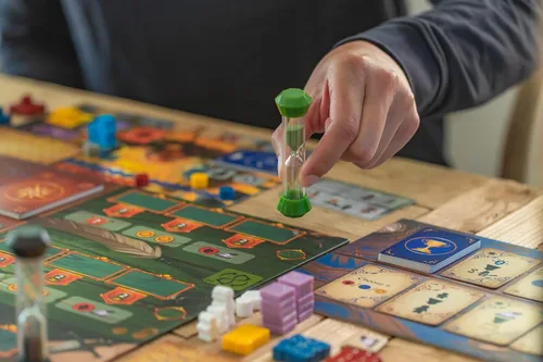 Miniatura 7 de Stonemaier Games: Péndulo por Travis P Jones Un juego de mesa de estrategia de colocación de trabajadores, optimización del tiempo El tiempo es