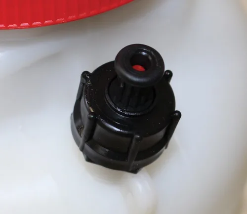 Miniatura 3 de Pulverizador de mano SOLO 456 de 2 galones con sellos Viton® en ubicaciones clave. Los sellos Viton® resisten productos químicos agresivos. Diseñado