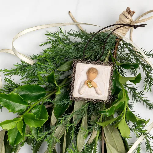 Miniatura 4 de Willow Tree - Adorno colgante de corazón dorado con borde de metal, figura esculpida y pintada a mano en relieve