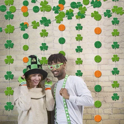 Miniatura 3 de AhfuLife Decoraciones del día de San Patricio, 60 piezas de decoraciones colgantes de trébol, guirnalda de trébol verde para suministros de fiesta