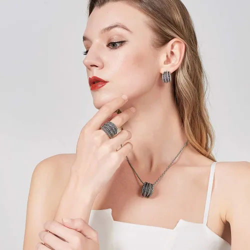 Miniatura 5 de Mytys Anillos llamativos para mujer con circonitas negras, diseño ondulado, anillo de banda ancha vintage
