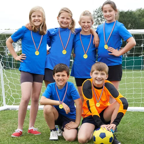 Miniatura 6 de Sotiff Medallas ganadoras de plástico para niños, medallas de oro para fiestas, juegos, deportes, disfraces y más, 1.4 x 1.7 pulgadas