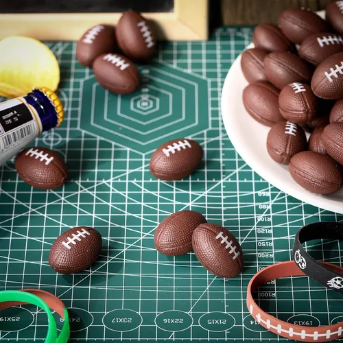 Miniatura 3 de 60 mini pelotas de fútbol antiestrés de 1.5 pulgadas, pequeñas bolas de espuma suave, recuerdos de fiesta deportiva a granel con bolsa de malla