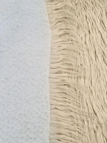 Miniatura 4 de Tela rizada de piel sintética de alpaca de pelo largo vendido por The Yard (crema latte)