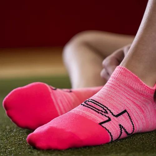 Miniatura 5 de Under Armour Calcetines ligeros invisibles Essential 2.0 para niños, 6 pares
