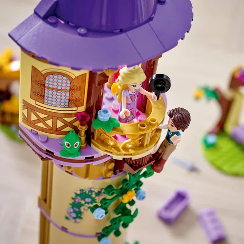 Miniatura 3 de LEGO Disney Princess Rapunzel's Tower 43187 Kit de juguetes de construcción de castillo y juego con 2 mini muñecas de película enredada, idea