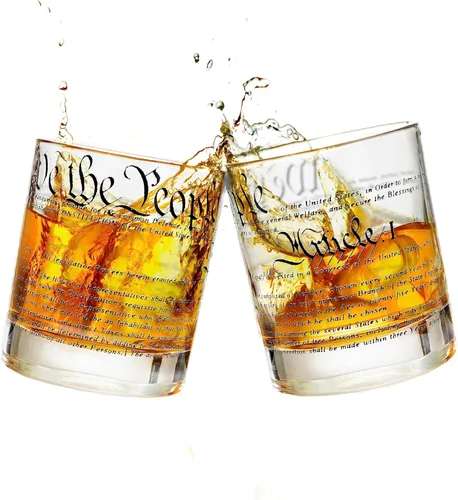 Greenline Goods Vasos de whisky – Constitución de Estados Unidos We The People (juego de 2) vasos de 10 onzas – Juego de regalo patriótico