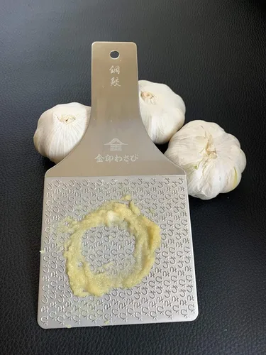 Miniatura 7 de Rallador de Wasabi de acero inoxidable sostenible – Hagane Zame – Rejilla Wasabi, ajo, jengibre, manzanas, frutas, verduras, textura