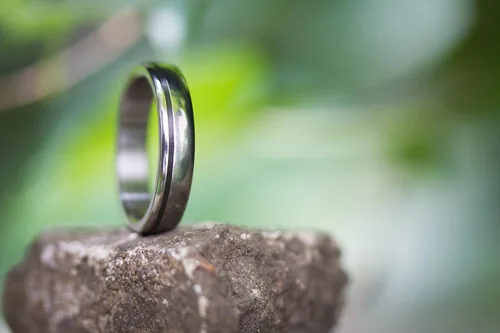 Miniatura 5 de Anillo de titanio y fibra de carbono para mujer. Anillo de boda único. Resistente al agua e hipoalergénico. (00334_4N)
