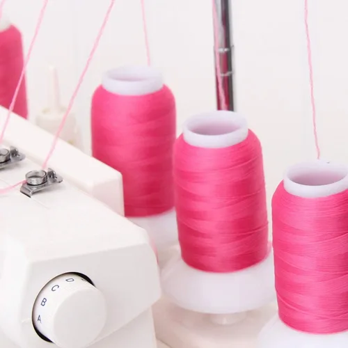 Miniatura 2 de Hilo elástico lanudo de Threadart para serger - Bobinas de 1000 m - Hilo de nailon para traje de baño, lencería, tejidos - Negro - Color 9228