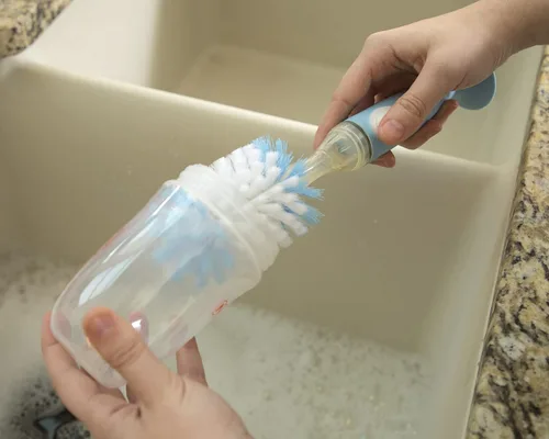 Miniatura 5 de Nuby Cepillo para botella de cerdas suaves y duraderas con asas texturizadas y base de succión, sistema 2 en 1, color azul