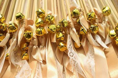 Miniatura 4 de Kingsnow Paquete de 50 varitas de cinta de encaje color champán, serpentinas de fiesta con campanas, varita de hada de seda, recuerdos de fiesta
