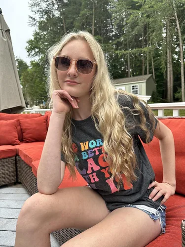 Miniatura 2 de Camisetas con texto en inglés The World is A Better Place with You in It (El mundo es un lugar mejor contigo in it), camiseta inspiradora