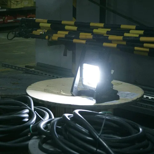 Miniatura 9 de Reflector Makita DML805 de 18 V LXT, alámbrico/inalámbrico, con batería de iones de litio