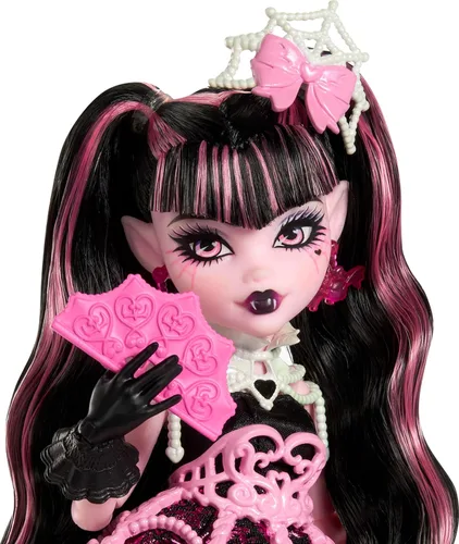 Miniatura 5 de Monster High Muñeca de Cumpleaños de Dulce Miedo, Draculaura en Vestido de Fiesta Rosa con Accesorios Temáticos como Invitación, Globo, Regalo