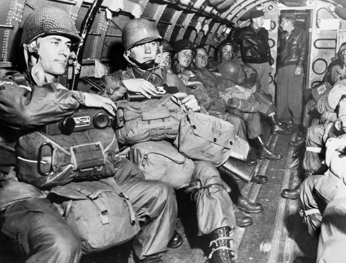 Paracaidistas de la Segunda Guerra Mundial paracaidistas namericanos del primer ejército aerotransportado aliado en vuelo sobre el canal de la