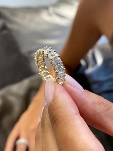Miniatura 2 de Anillo de eternidad de moissanita de corte esmeralda de 5 34 a 7 12 quilates para mujer en oro blanco o amarillo de 14 k (D-E, VVS, CTW), anillo