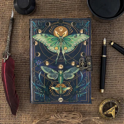 Miniatura 7 de Libro de Hechizos en Blanco Diario de las Sombras con Cierre de Cerradura Vintage Hecho a Mano de Cuero con Estampado de Polillas Luna y Mariposa