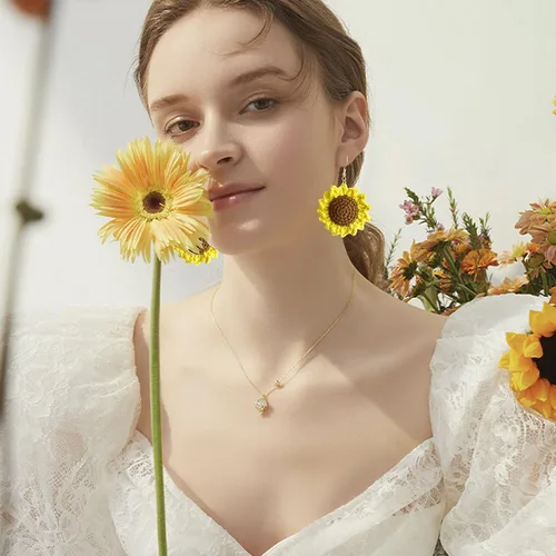 Miniatura 4 de Aretes colgantes únicos y ligeros hechos a mano con forma de girasol grande, bonitos aretes de gancho floral de flor bohemia para mujer, fiesta
