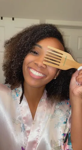 Miniatura 4 de GranNaturals Peine de madera de dientes anchos y púas afro, herramienta de voluminización y peinado de madera natural para cabello grueso, grueso