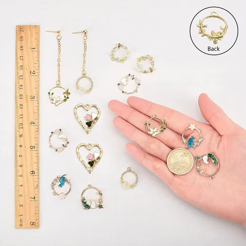 Miniatura 4 de SUNNYCLUE 1 caja de 16 piezas de 8 estilos esmaltados de flores, gato, Pascua, vacaciones, conejo, dijes de aleación de flores de esmalte a granel