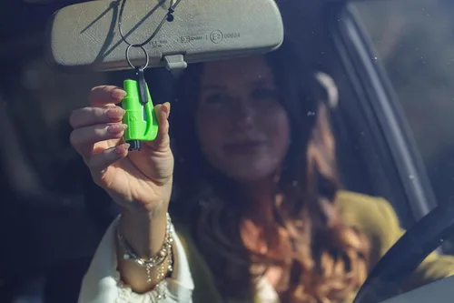 Miniatura 8 de resqme Herramienta de escape de coche con llavero de emergencia original, cortador de cinturón de seguridad 2 en 1 y rompeventanas, fabricado