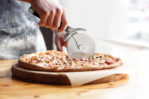 Miniatura 5 de KitchenAid Rueda de pizza clásica con hoja afilada para cortar costras, pasteles y más, protector de dedos integrado para un agarre seguro y cómodo