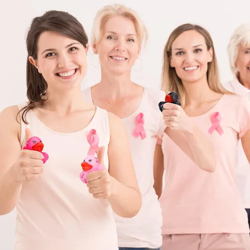 Miniatura 5 de Honoson 12 piezas de patos de goma con cinta rosa sobre el cáncer de mama, mini patos de goma para concientización sobre el cáncer de mama, regalos