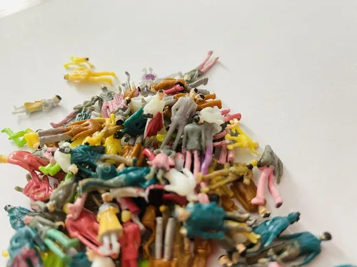 Miniatura 7 de Xafissy 100 piezas de figuras de escala HO, conjunto de personas en miniatura de resina pintada DIY, mixto sentado y de pie para escenas en miniatura