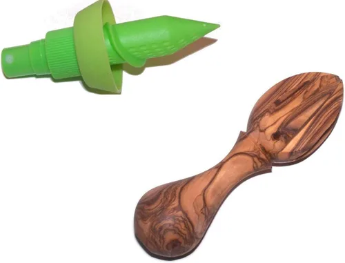 Holy Land Market Exprimidores de limón/primer escariador de cítricos tallado en madera de olivo dura de Belén (5.5 pulgadas) y segundo es exprimidor