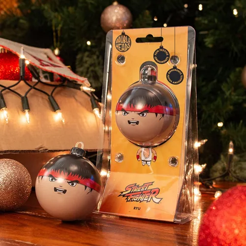 Miniatura 3 de Numskull Bauble Heads - Adorno oficial de Street Fighter Ryu para árbol de Navidad, decoración colgante de bola de Navidad de metal beige