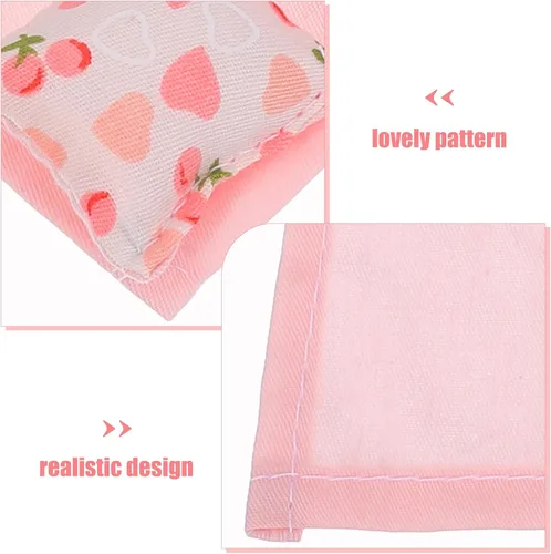 Miniatura 8 de Juego de ropa de cama de casa de muñecas rosa a escala 1:12, edredón de tela suave, sábana y 3 almohadas para escenas realistas de dormitorio