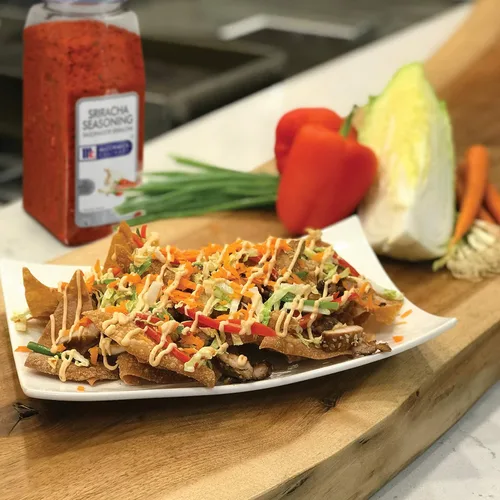 Miniatura 5 de McCormick Culinary Condimento Sriracha, 22 onzas, un recipiente de 22 onzas de condimentos Sriracha para cocinar, perfecto en salsas, untables