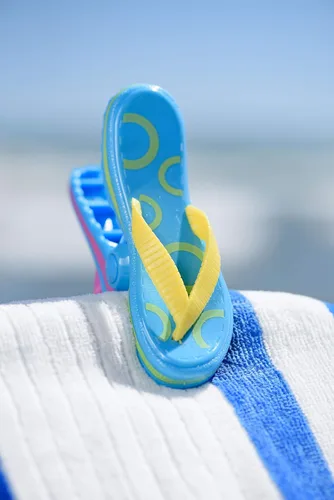 Miniatura 3 de O2COOL Bocaclips - Pinzas para toallas de playa para sillas de playa, accesorios para patio y piscina - (Chanclas) 2