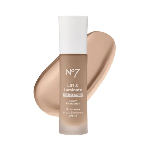 Miniatura 14 de No7 Lift & Luminate Base de suero de triple acción, maquillaje líquido con SPF 15 para una base húmeda y brillante, fórmula radiante para piel 07