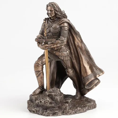 Miniatura 3 de Veronese Design King Arthur de pie tirando de la espada en la estatua de bronce de piedra