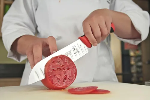 Miniatura 2 de Mercer Culinary Millennia Colors - Cuchillo Santoku, borde Granton de 7 pulgadas, color rojo
