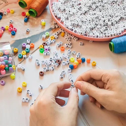 Miniatura 3 de Cuentas cuadradas de letras acrílicas de 0.236 x 0.236 pulgadas, cuentas A del alfabeto para pulseras, joyería, llavero DIY, 100