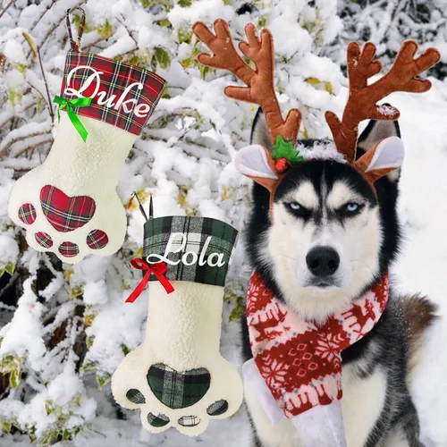 Miniatura 4 de Calcetines de Navidad personalizados para perros, patas de perro con nombre, sherpa sintético blanco con puño a cuadros rojos y detalles de hueso