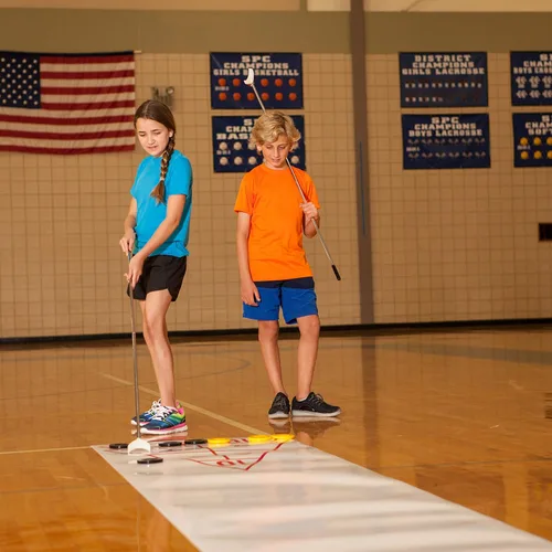Miniatura 9 de Champion Sports Shuffleboard Set (Cues & Pucks Included) - Easy Setup Indoor/Outdoor Group Game up to 4 Players – Multiple Styles