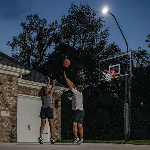 Miniatura 12 de Silverback La luz LED de aro de baloncesto ilumina el tablero, el borde y la cancha y se adapta a los aros cuadrados Silverback y Goaliath