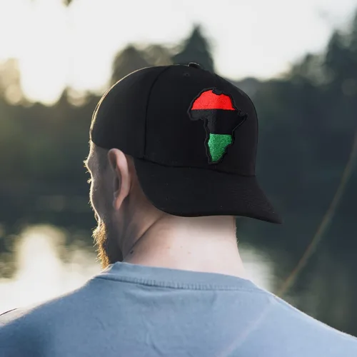 Miniatura 4 de Trendy Apparel Shop Gorra de béisbol estructurada bordada con mapa de África roja y negra y verde