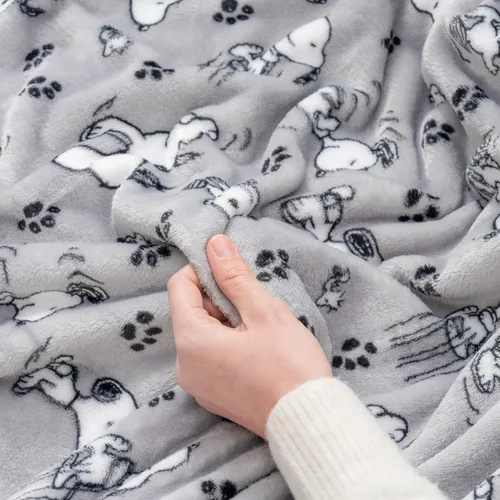 Miniatura 7 de Berkshire Blanket Peanuts® VelvetLoft® - Manta de felpa de Snoopy con bonitos personajes, poses y patas, color gris, manta de 55 x 70 pulgadas