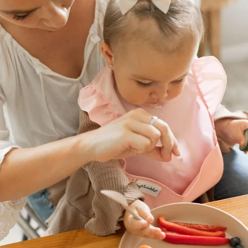 Miniatura 4 de Tiny Twinkle Baberos a prueba de derrames para bebés para comer Baberos impermeables y lavables para niños pequeños con bolsillo para todo Juego