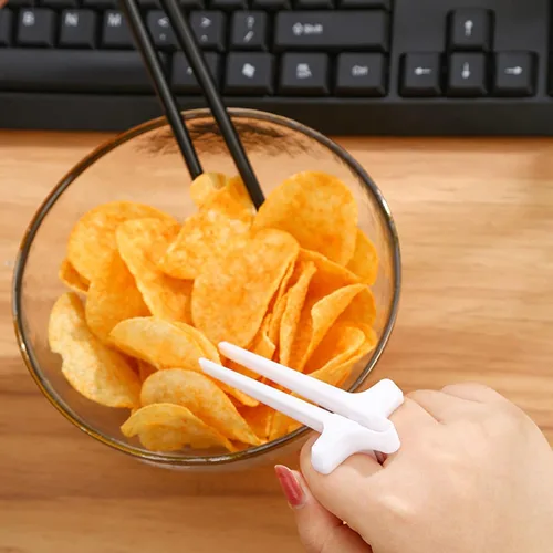 Miniatura 7 de Scooken 6 palillos de dedo para jugadores – Pinzas para agarrar aperitivos soporte en U – Utensilios para jugadores de aperitivos – Plástico