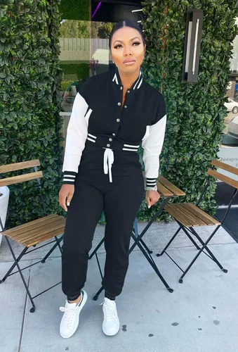 Miniatura 4 de Conjunto deportivo de dos piezas para mujer con botones y chaqueta universitaria recortada