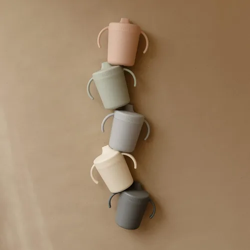 Miniatura 3 de mushie Vaso de entrenamiento con asas Fabricado en Dinamarca Tapa con cierre giratorio resistente a fugas y asas 6 meses + (Nube)