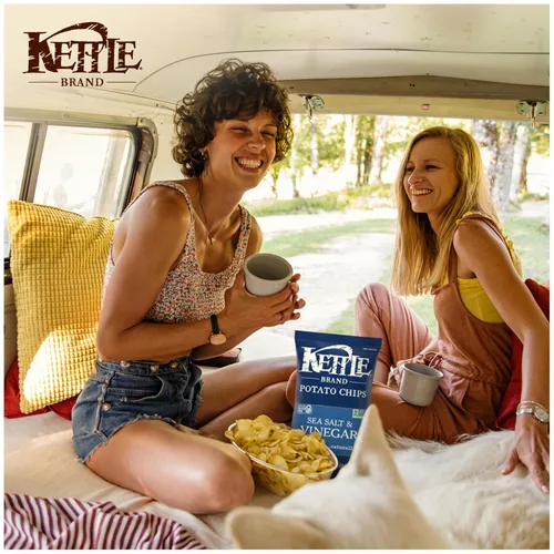 Miniatura 7 de Papas fritas Kettle Brand con sal marina y vinagre, sin gluten y sin transgénicos, bolsa de 7.5 oz