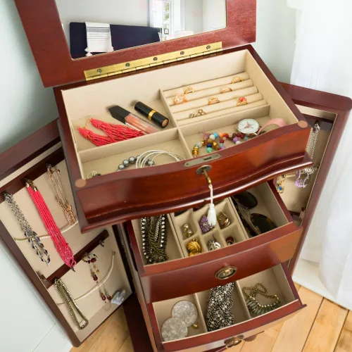 Miniatura 5 de Hives and Honey Noelle Jewelry Armoire, organizador de almacenamiento con cierre con 7 cajones y 2 puertas con ganchos para collares, cereza